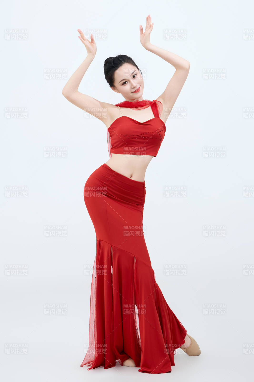 表演中国传统民族舞蹈傣族舞的美丽舞者图片