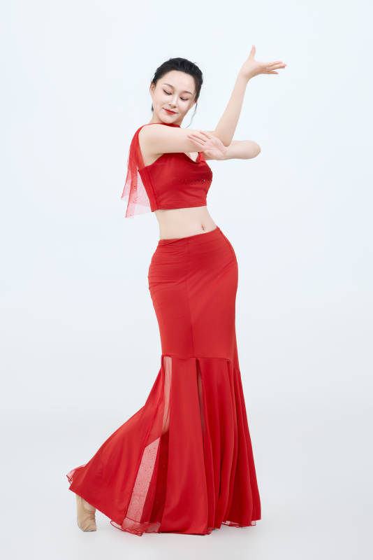 表演中国传统民族舞蹈傣族舞的美丽舞者图片