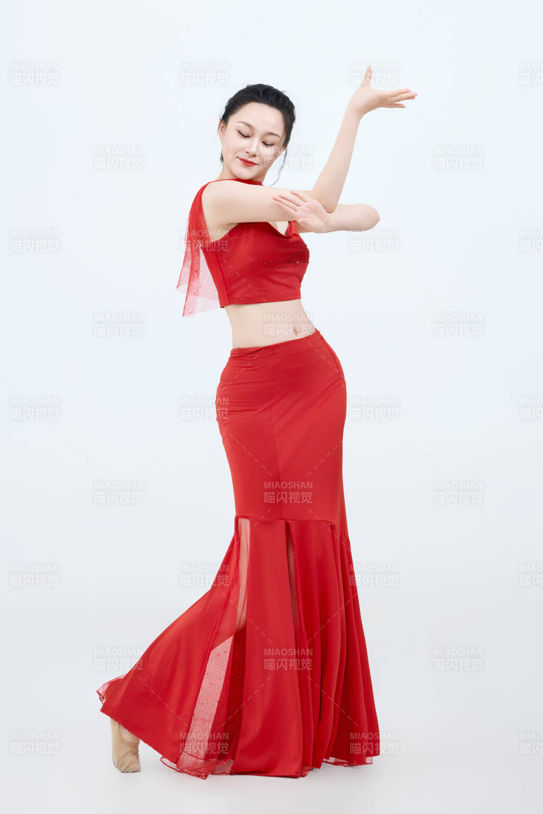 表演中国传统民族舞蹈傣族舞的美丽舞者图片