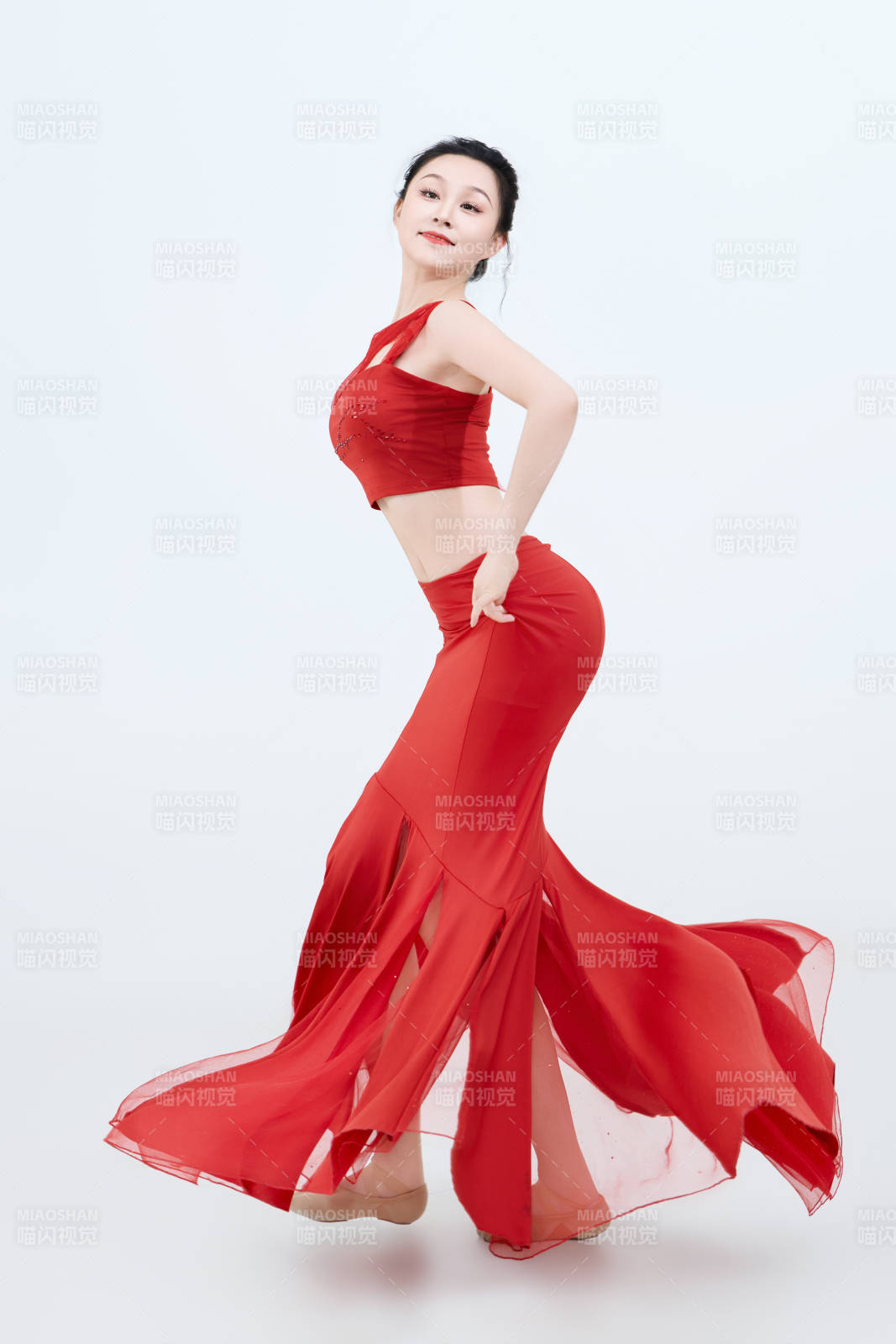 表演中国传统民族舞蹈傣族舞的美丽舞者图片