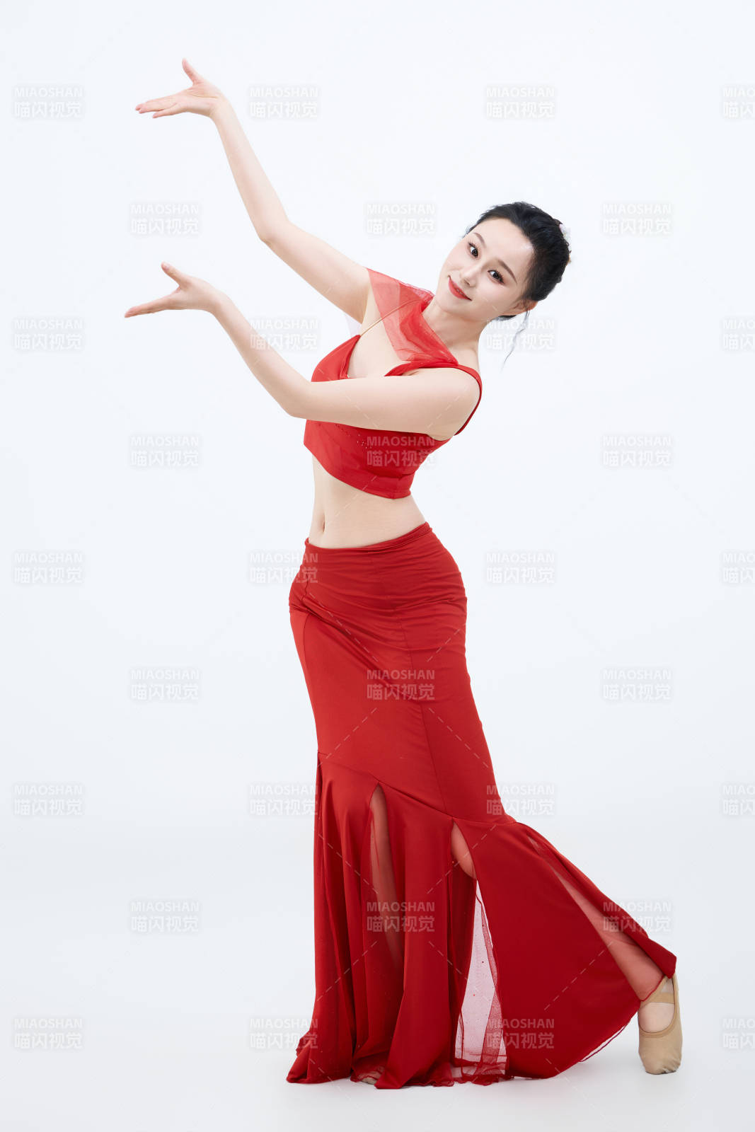 表演中国传统民族舞蹈傣族舞的美丽舞者图片