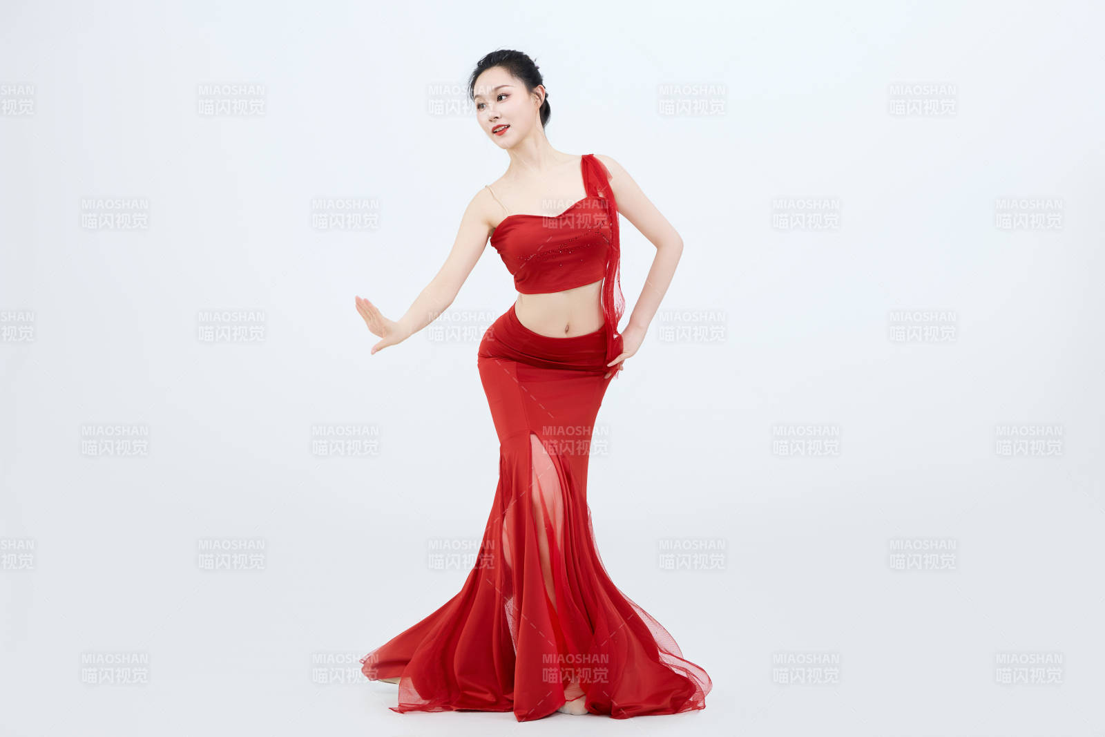 表演中国传统民族舞蹈傣族舞的美丽舞者图片