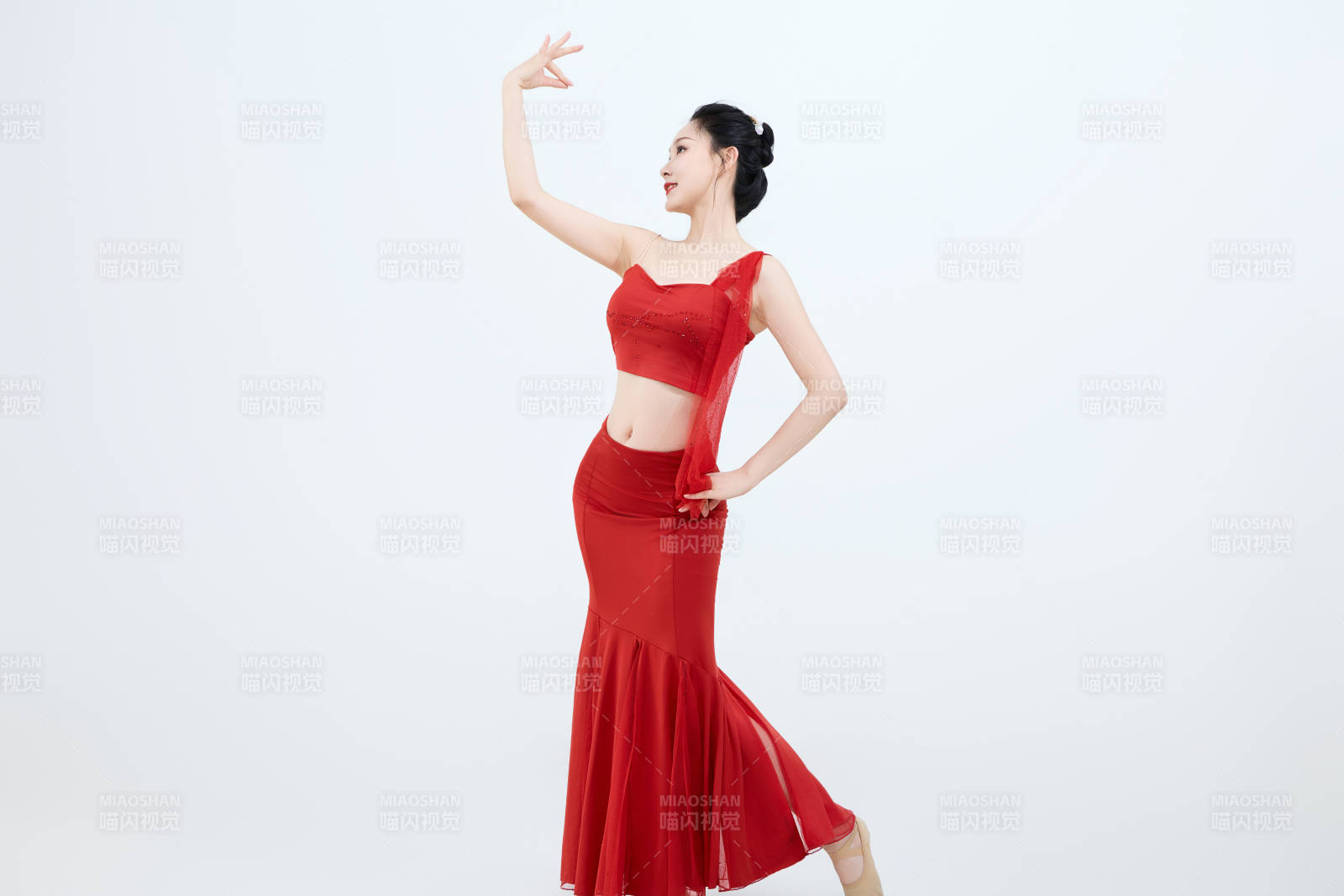 表演中国传统民族舞蹈傣族舞的美丽舞者图片