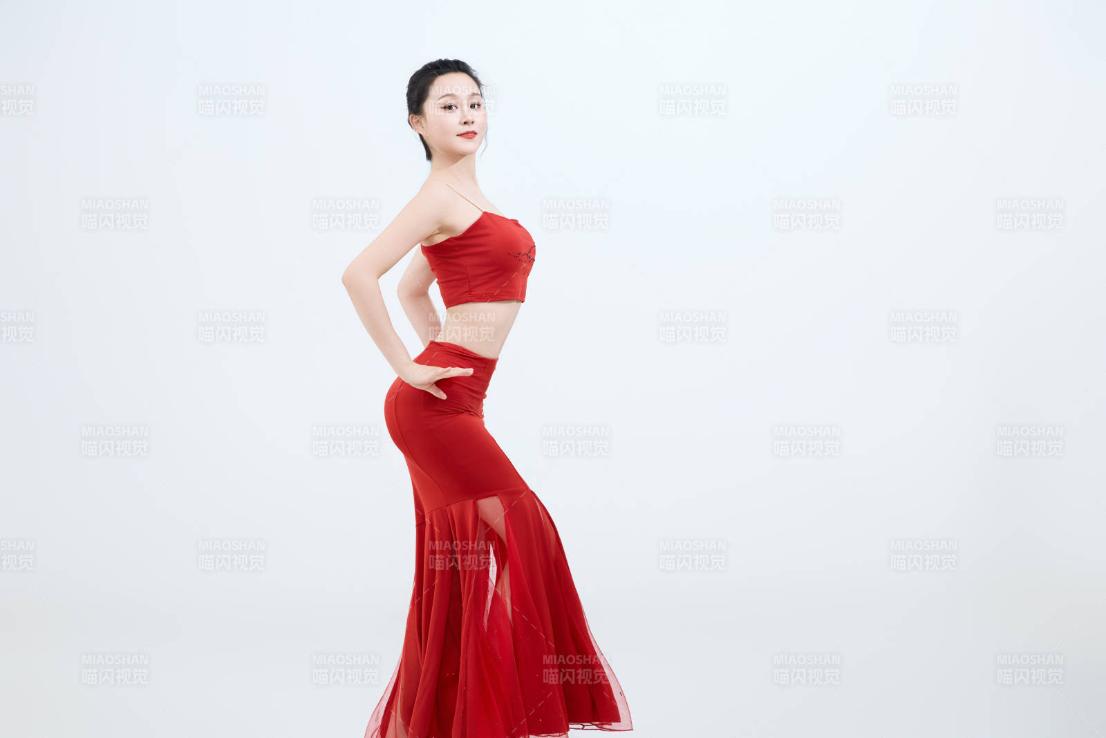 表演中国传统民族舞蹈傣族舞的美丽舞者图片