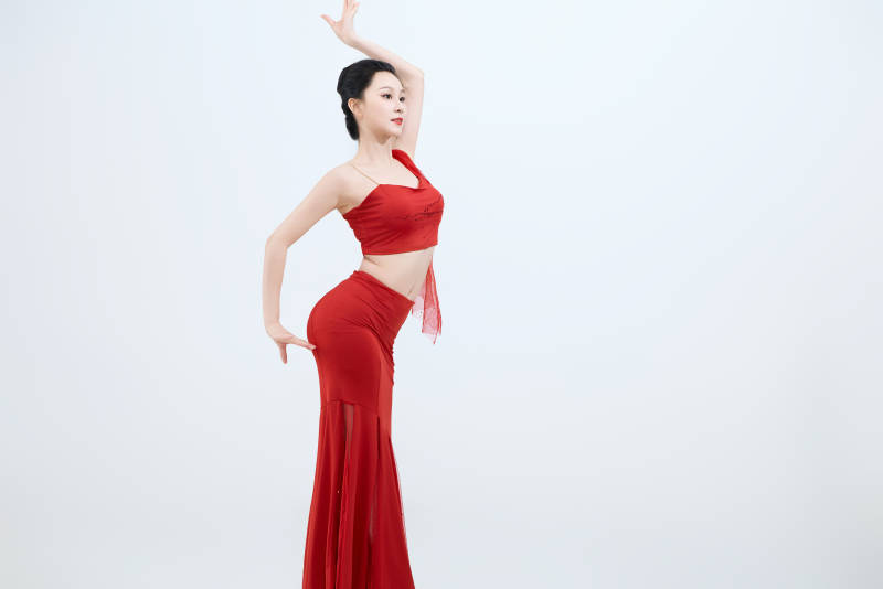 表演中国传统民族舞蹈傣族舞的美丽舞者图片