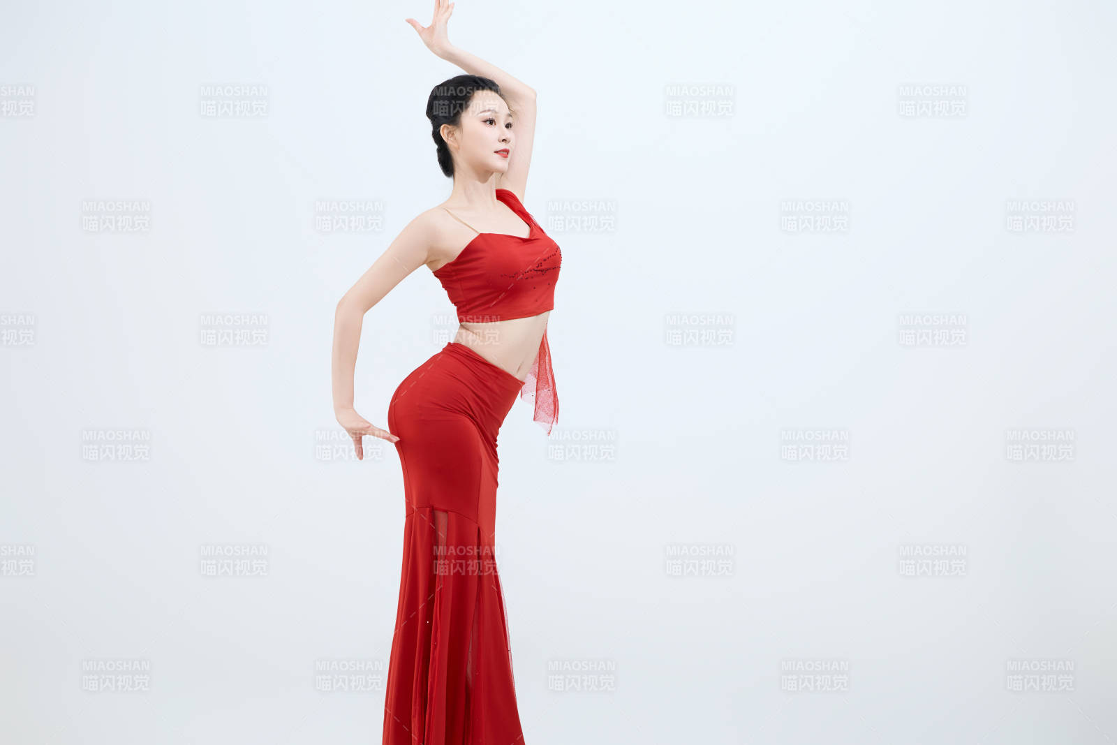 表演中国传统民族舞蹈傣族舞的美丽舞者图片