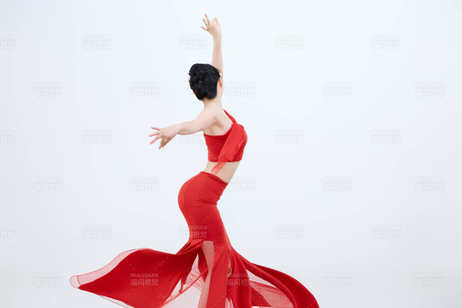 表演中国传统民族舞蹈傣族舞的美丽舞者图片