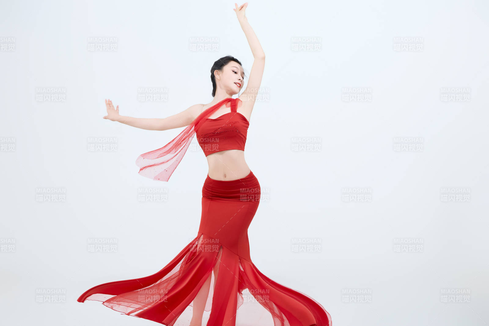 表演中国传统民族舞蹈傣族舞的美丽舞者图片