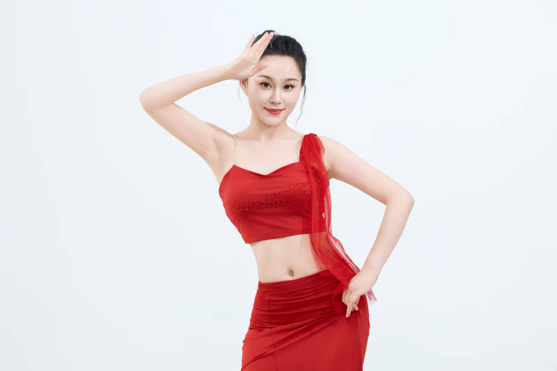 表演中国传统民族舞蹈傣族舞的美丽舞者图片