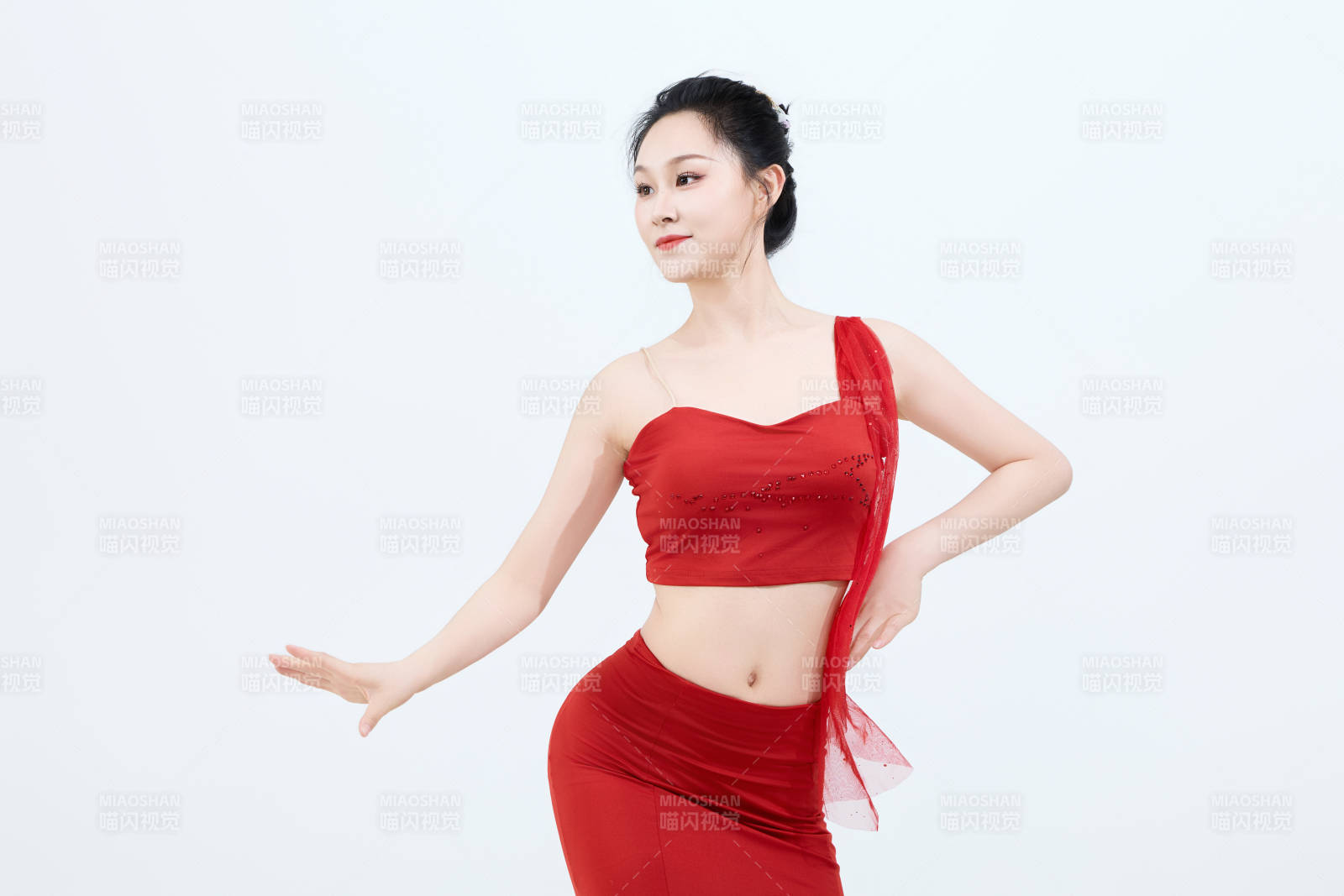 表演中国传统民族舞蹈傣族舞的美丽舞者图片