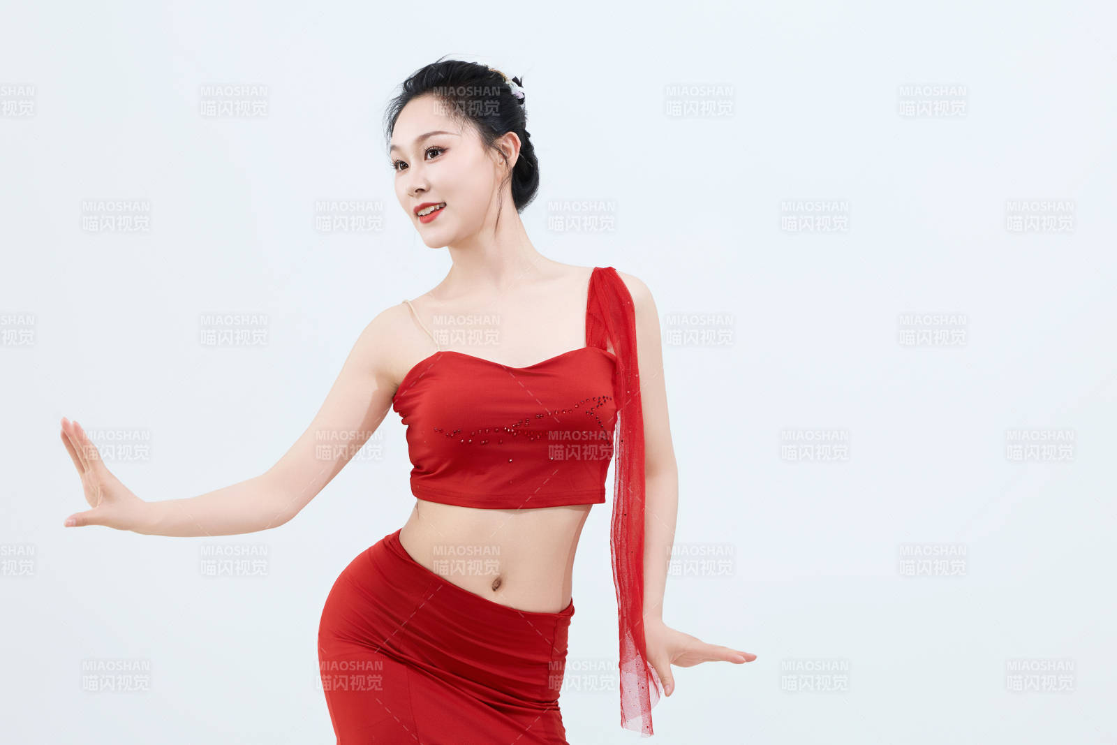 表演中国传统民族舞蹈傣族舞的美丽舞者图片