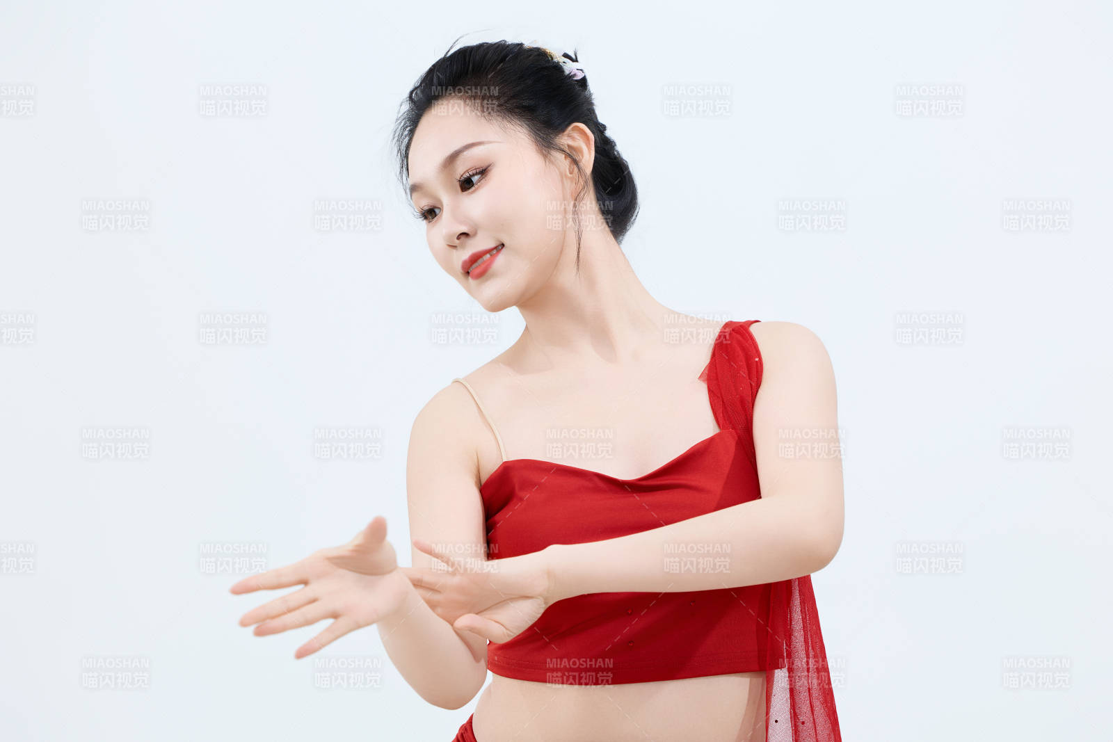 表演中国传统民族舞蹈傣族舞的美丽舞者图片