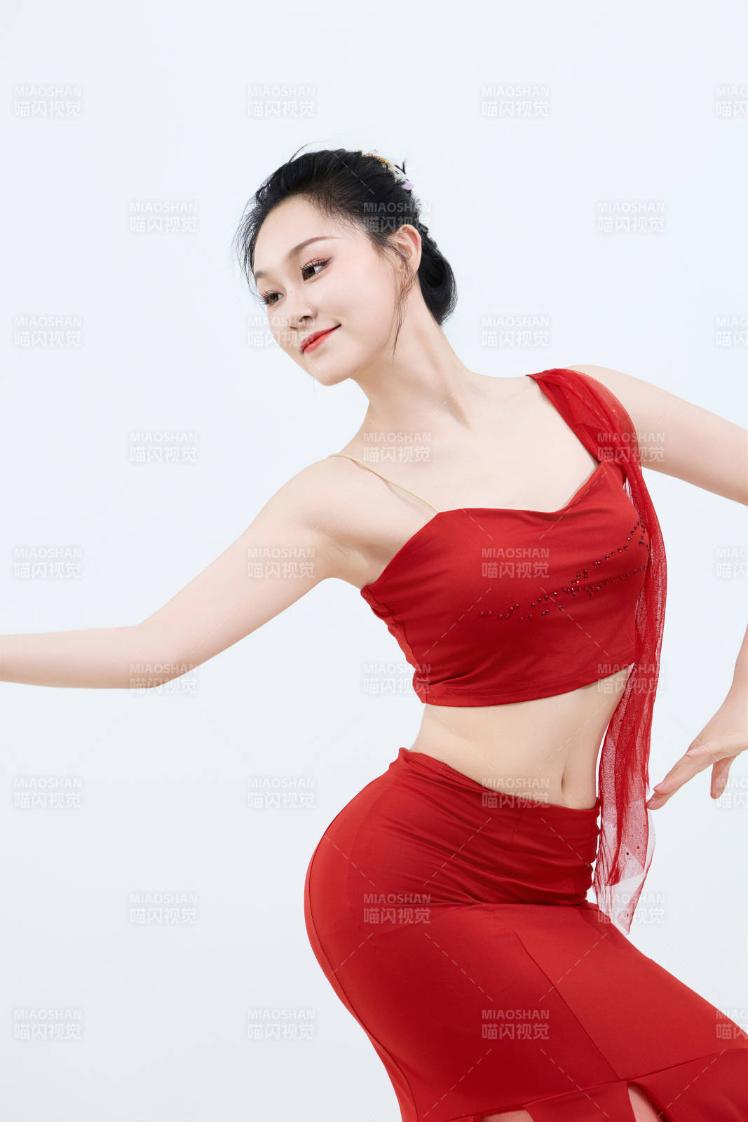 表演中国传统民族舞蹈傣族舞的美丽舞者图片