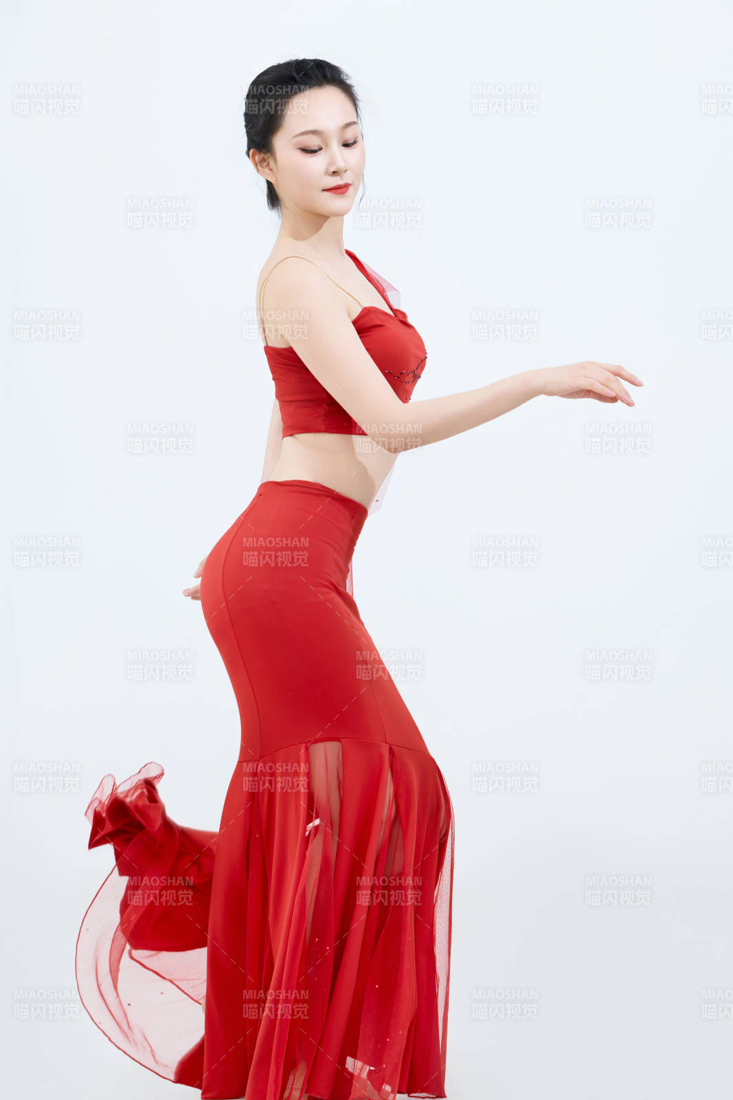 表演中国传统民族舞蹈傣族舞的美丽舞者图片