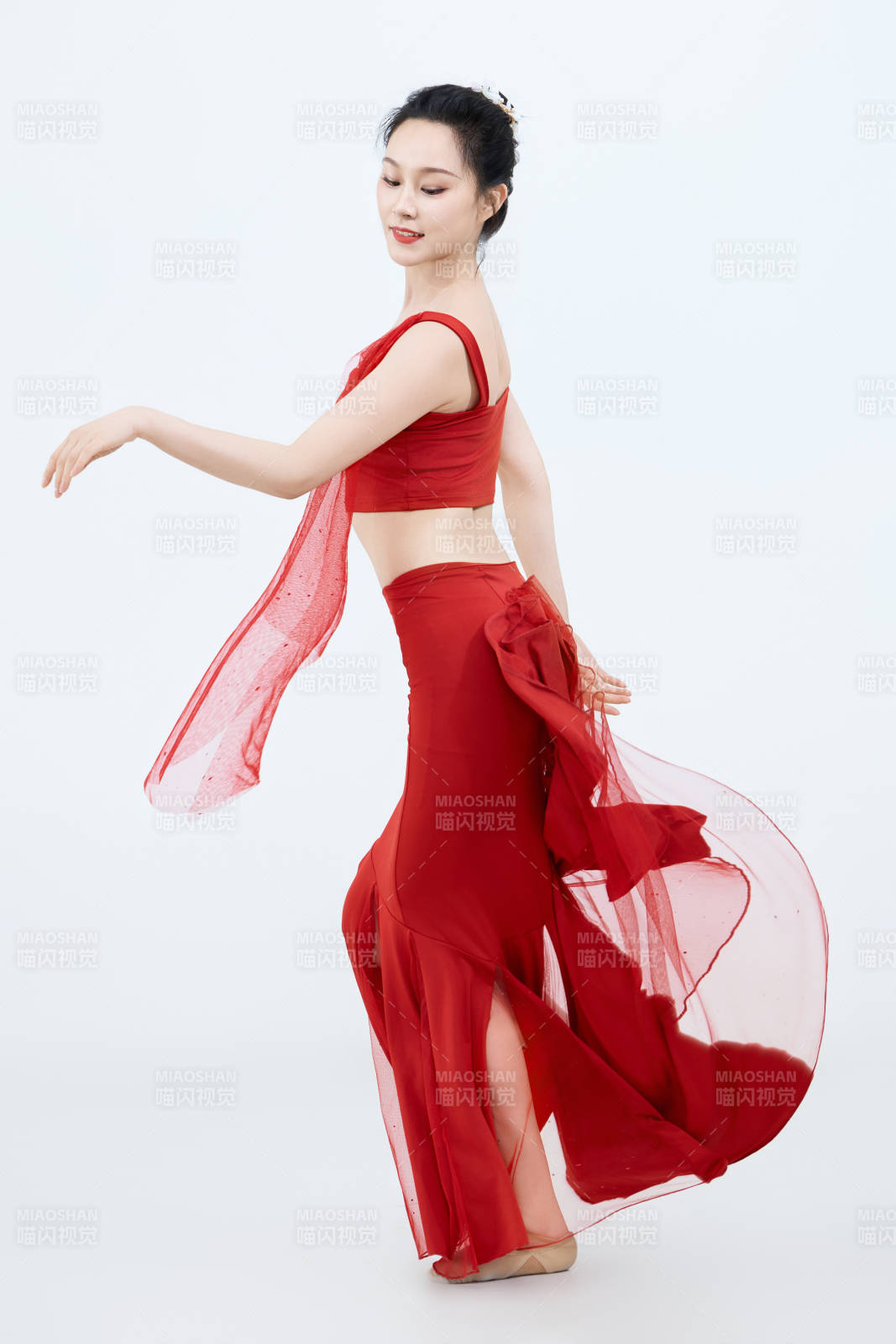 表演中国传统民族舞蹈傣族舞的美丽舞者图片