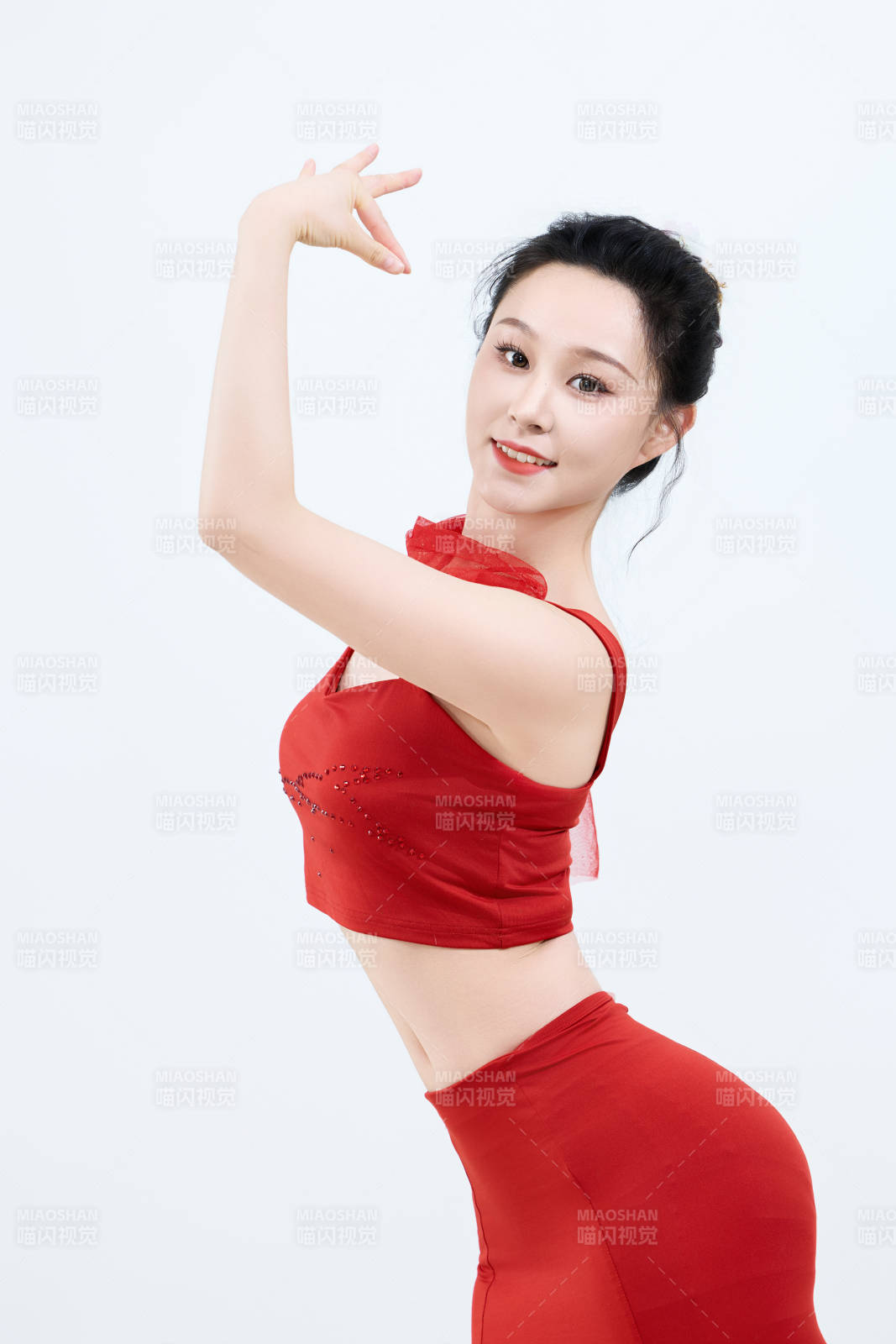 表演中国传统民族舞蹈傣族舞的美丽舞者图片