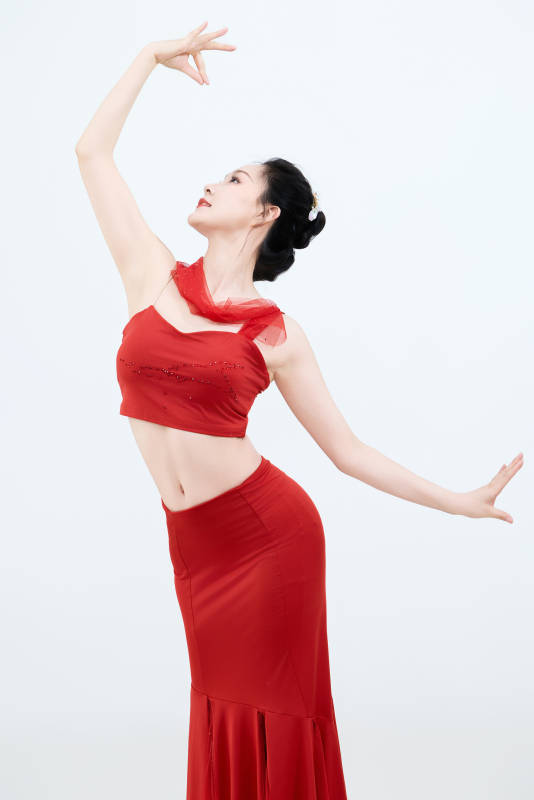 表演中国传统民族舞蹈傣族舞的美丽舞者图片