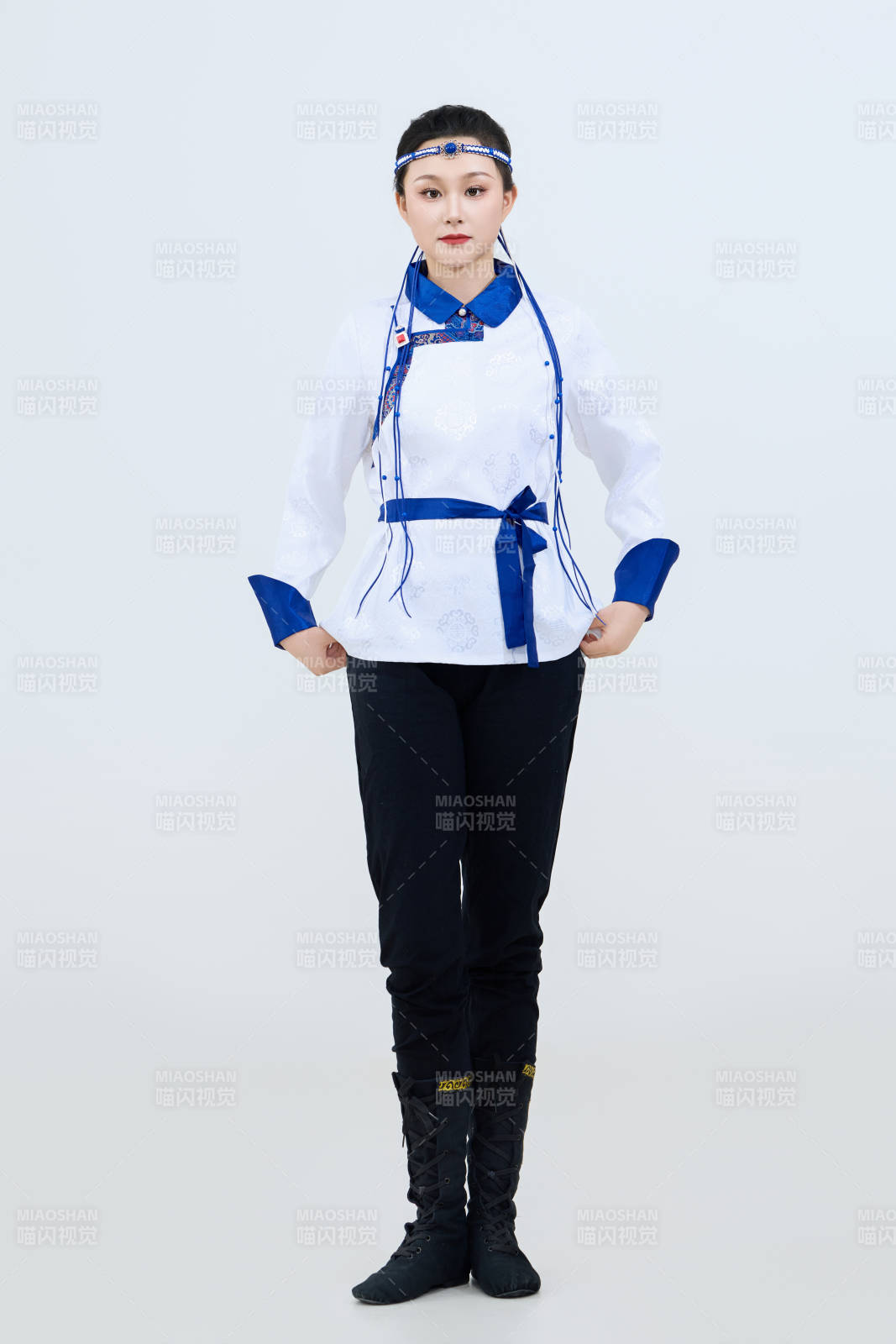 表演中国传统民族舞蹈蒙古族舞的美丽舞者图片