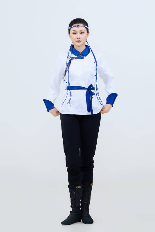 表演中国传统民族舞蹈蒙古族舞的美丽舞者图片