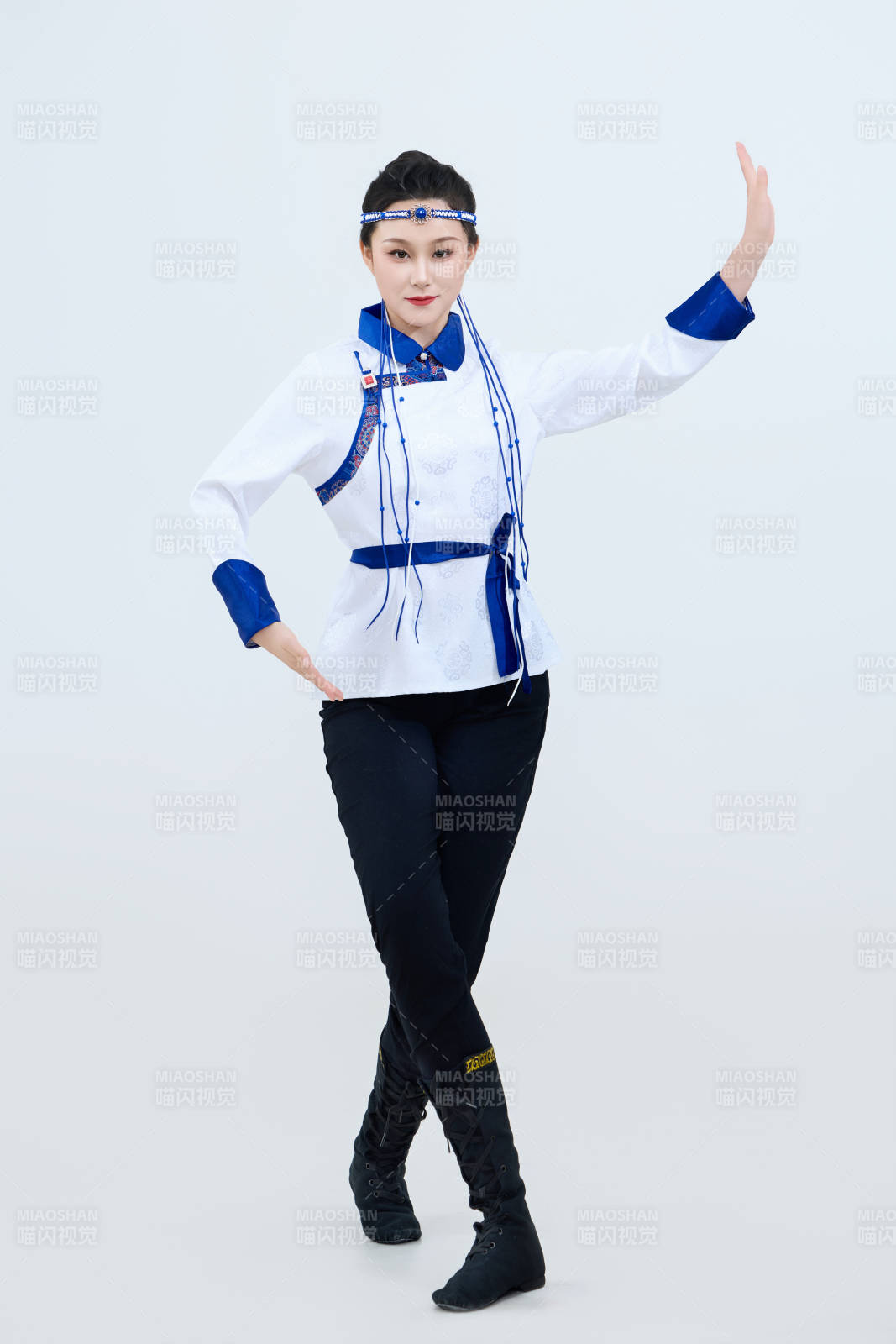 表演中国传统民族舞蹈蒙古族舞的美丽舞者图片