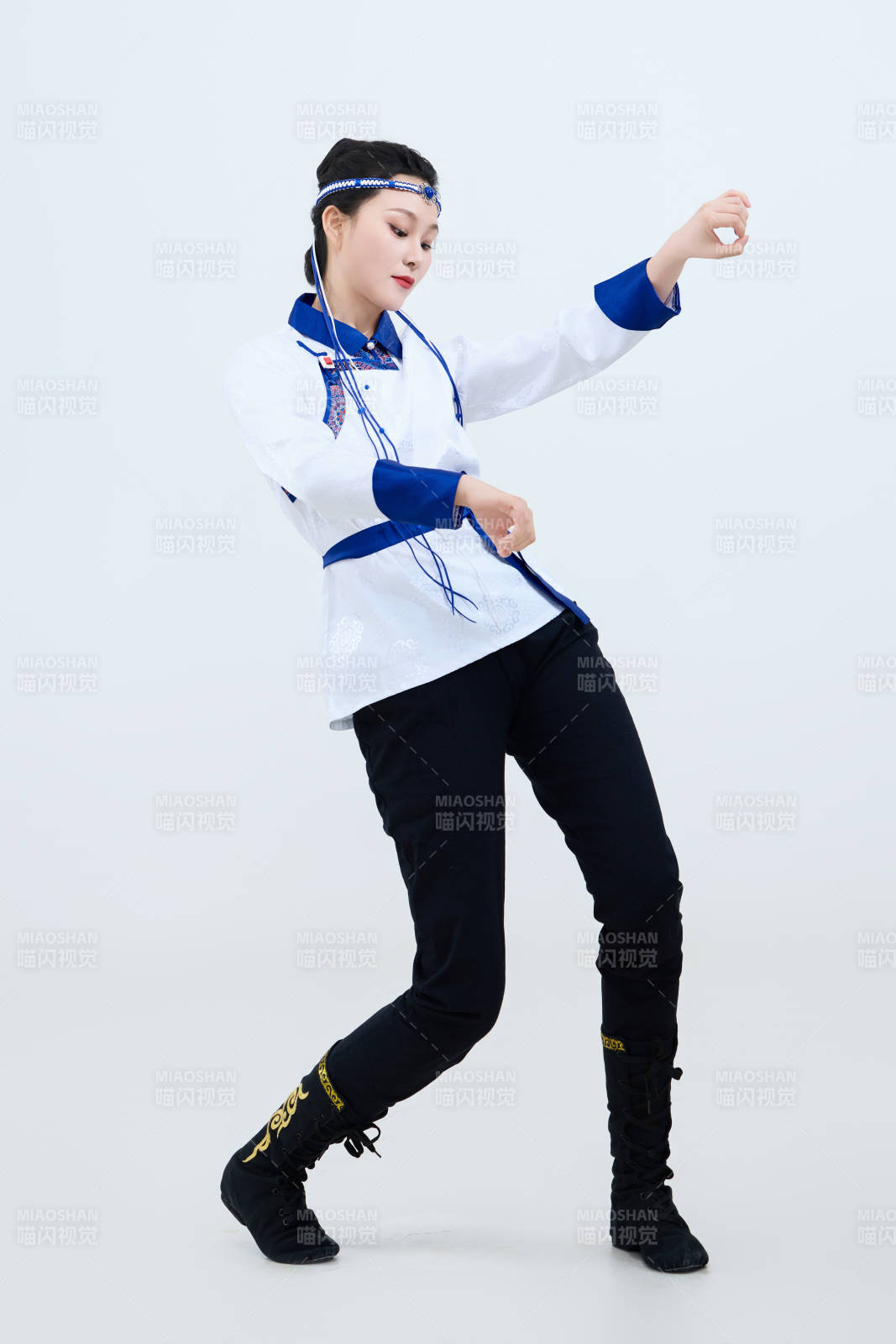 表演中国传统民族舞蹈蒙古族舞的美丽舞者图片