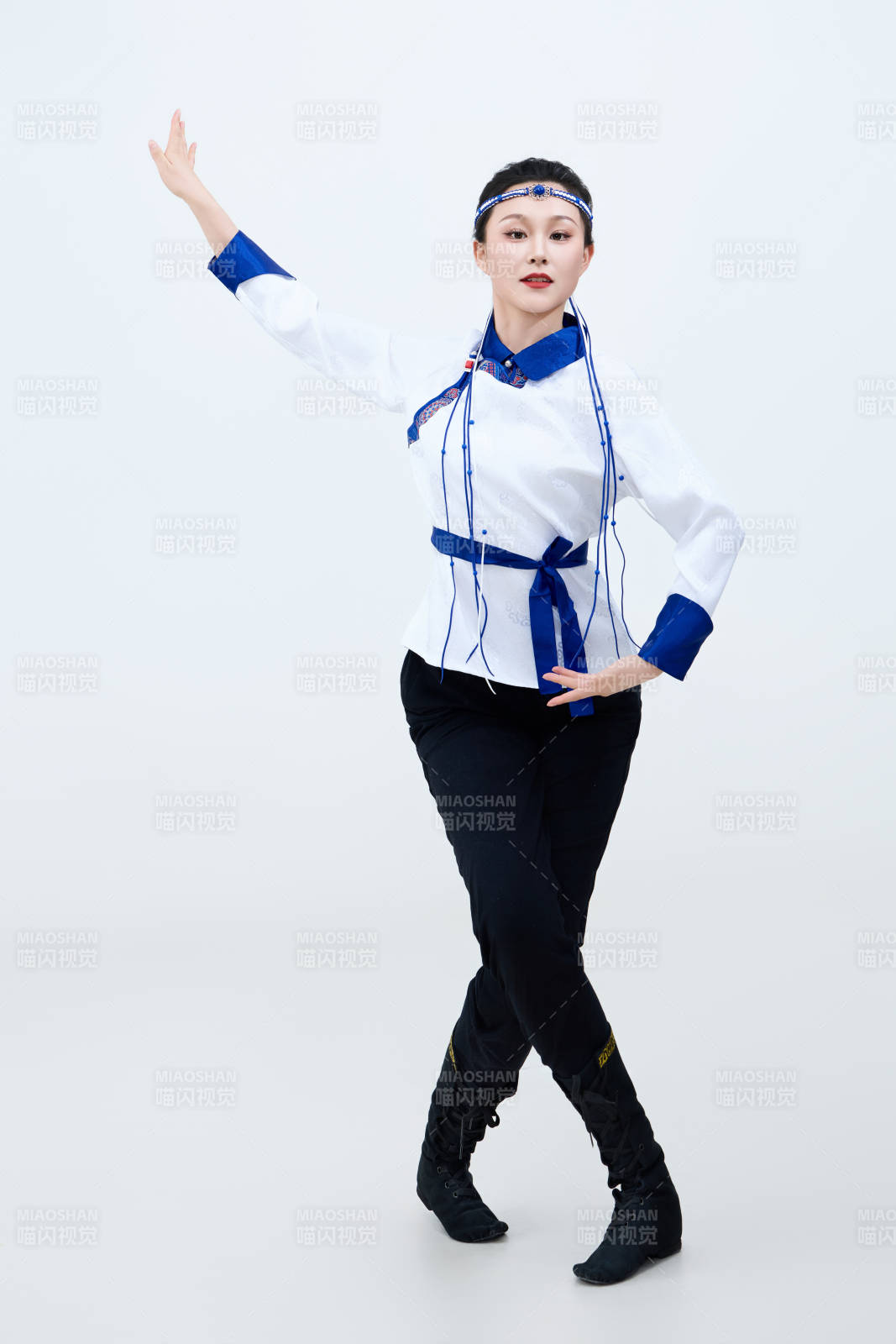 表演中国传统民族舞蹈蒙古族舞的美丽舞者图片