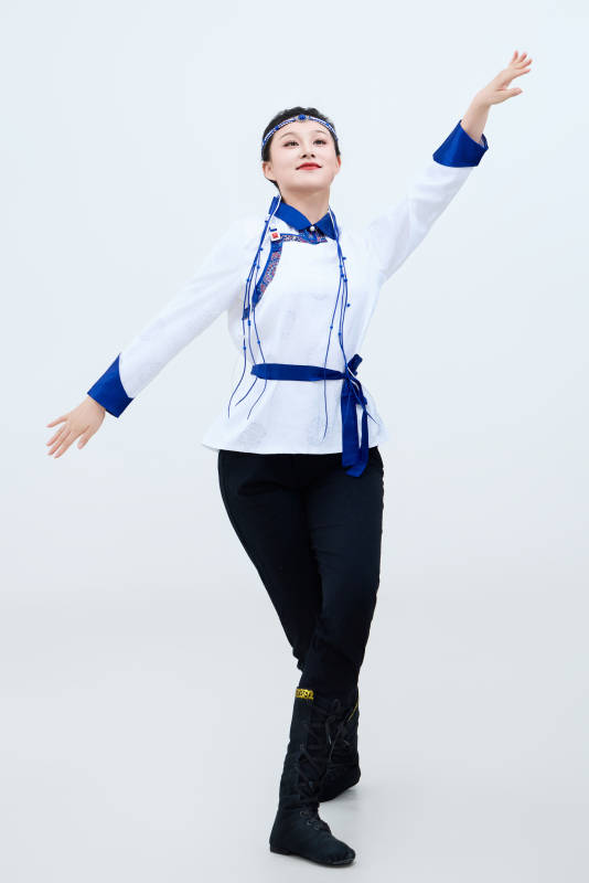 表演中国传统民族舞蹈蒙古族舞的美丽舞者图片