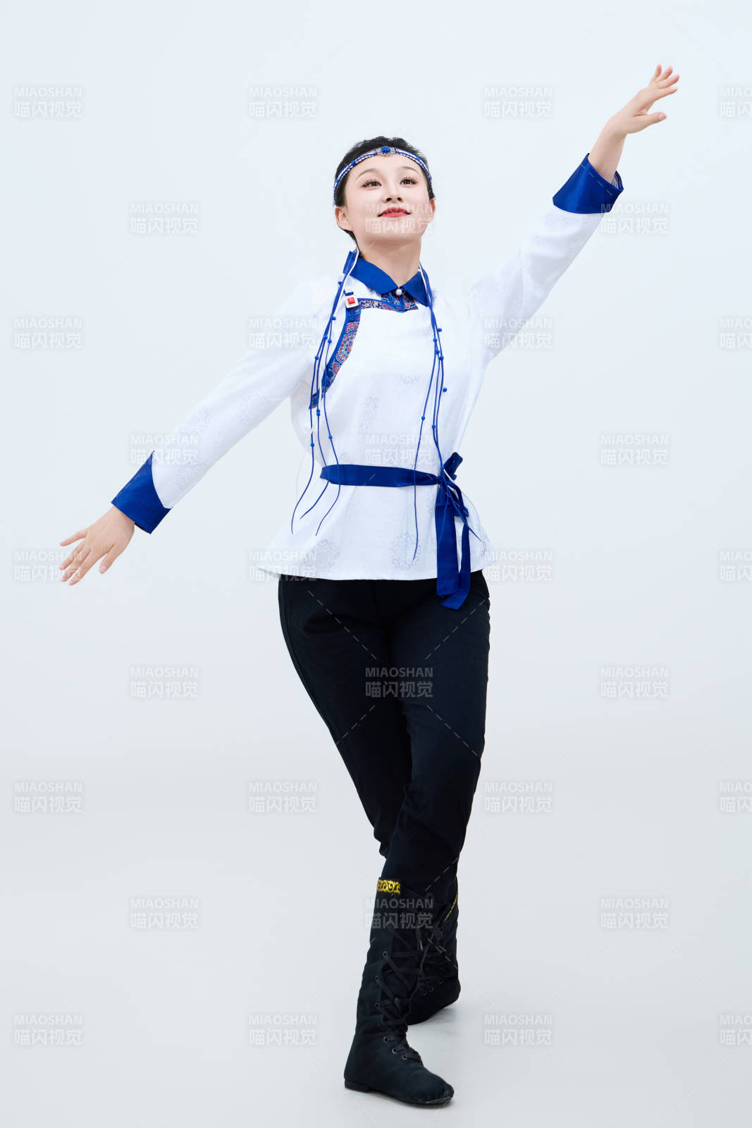 表演中国传统民族舞蹈蒙古族舞的美丽舞者图片