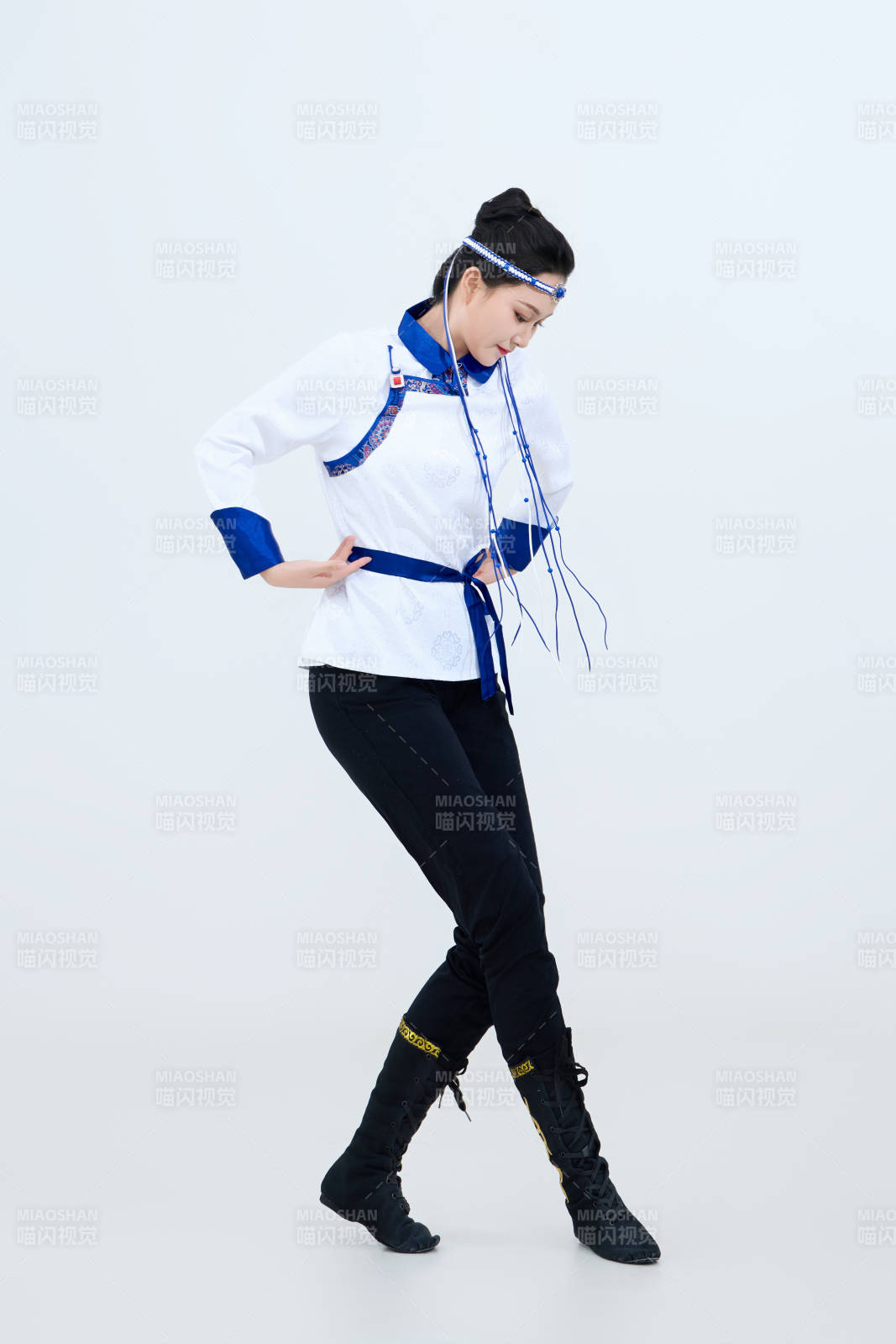 表演中国传统民族舞蹈蒙古族舞的美丽舞者图片