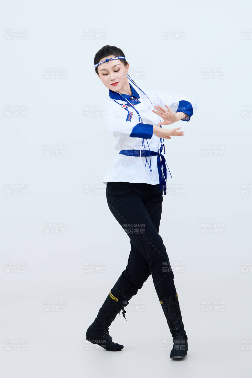 表演中国传统民族舞蹈蒙古族舞的美丽舞者图片