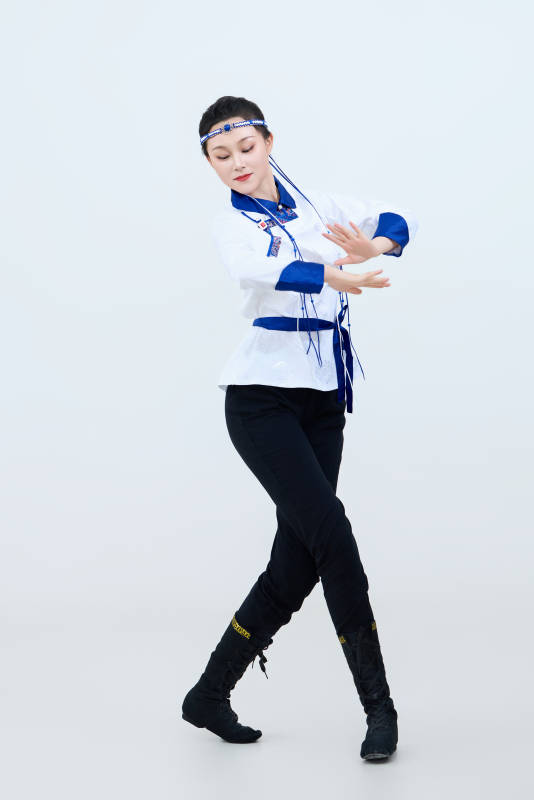 表演中国传统民族舞蹈蒙古族舞的美丽舞者图片