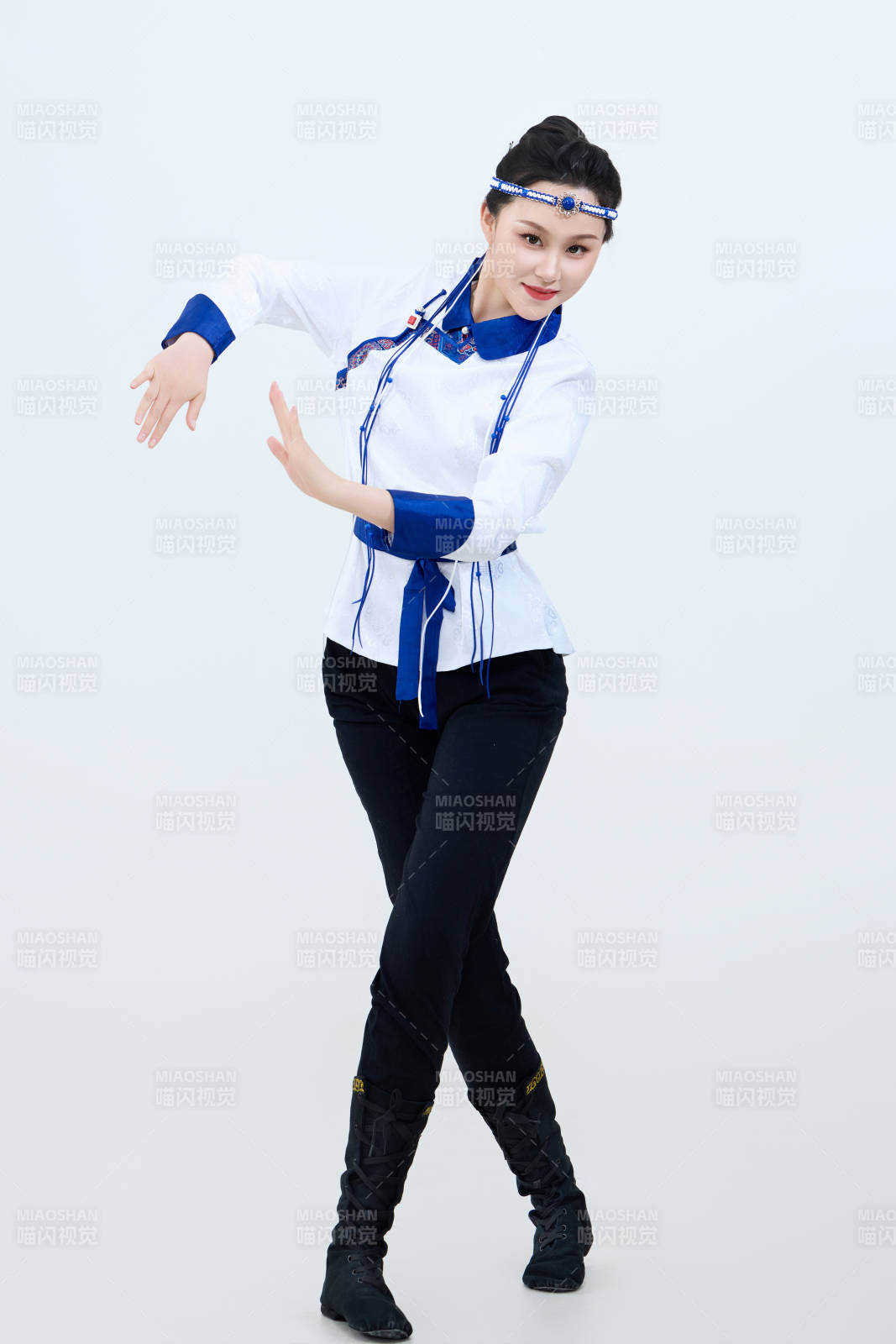 表演中国传统民族舞蹈蒙古族舞的美丽舞者图片