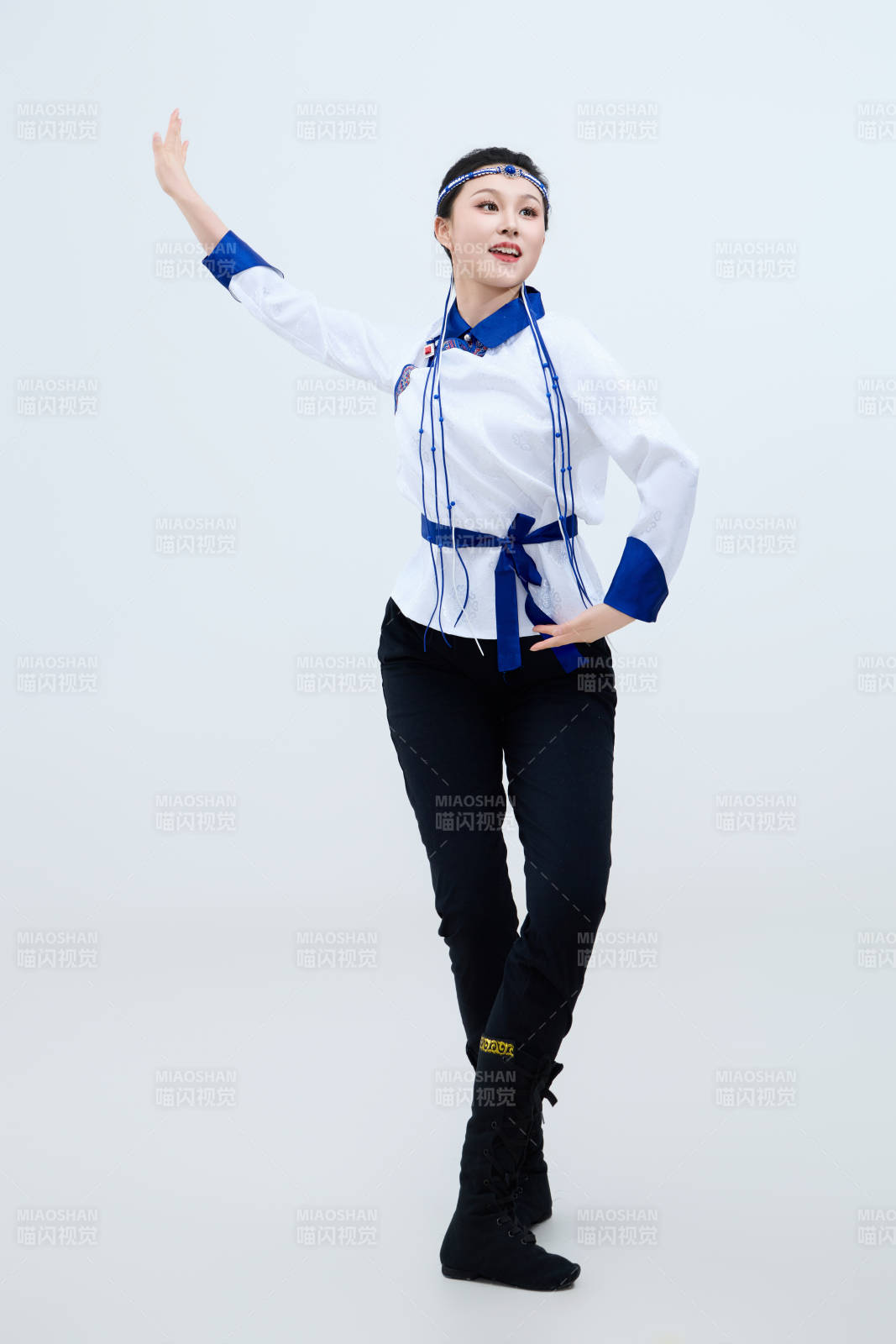 表演中国传统民族舞蹈蒙古族舞的美丽舞者图片