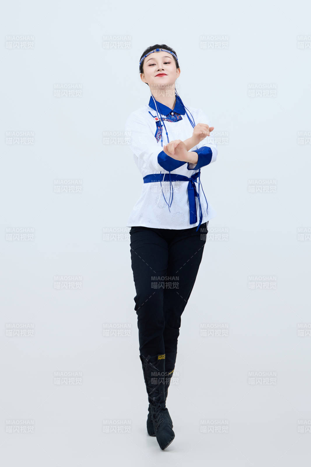 表演中国传统民族舞蹈蒙古族舞的美丽舞者图片