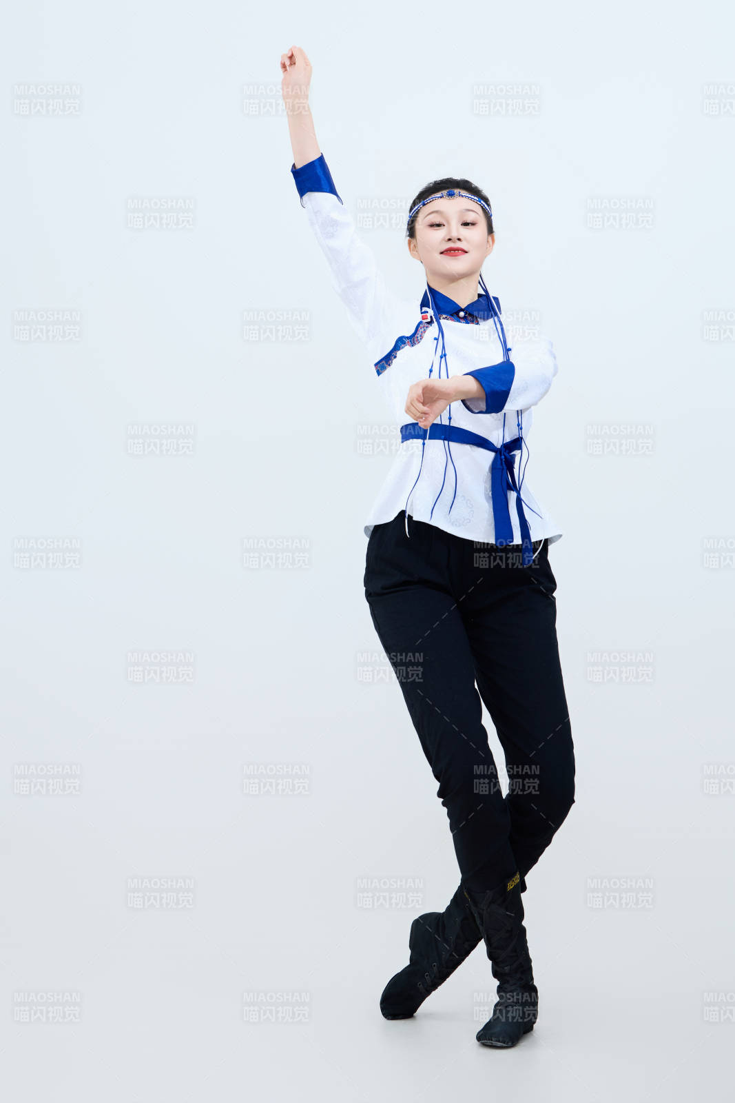 表演中国传统民族舞蹈蒙古族舞的美丽舞者图片