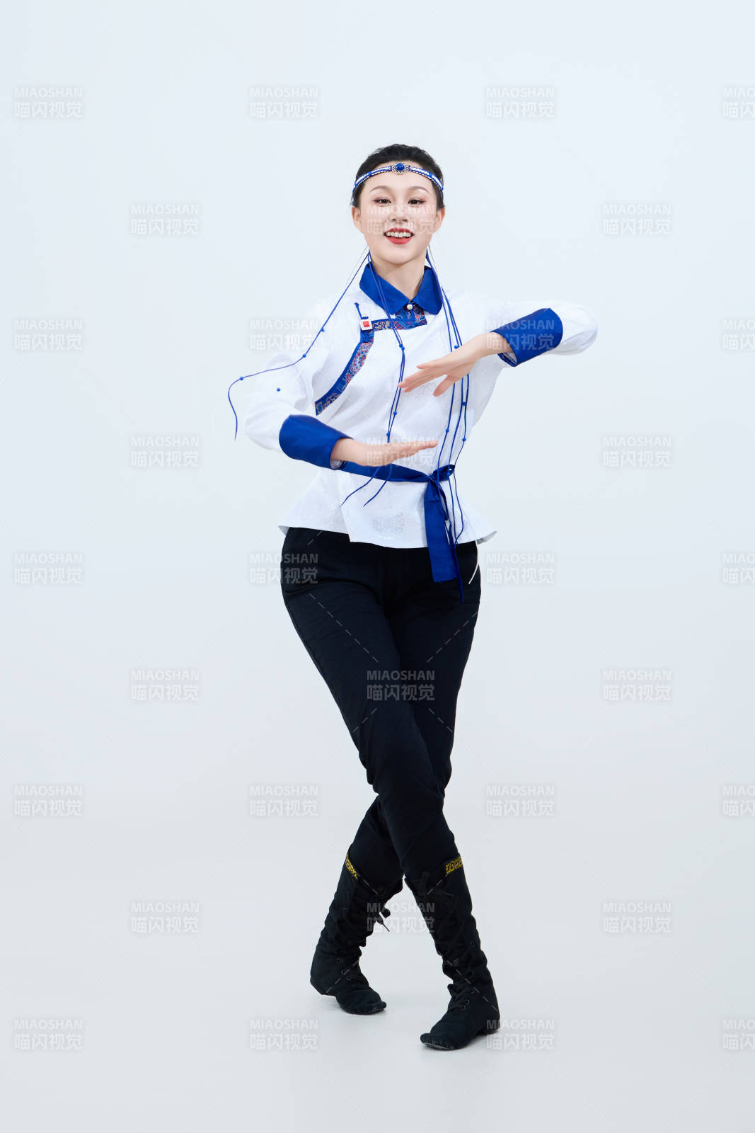 表演中国传统民族舞蹈蒙古族舞的美丽舞者图片