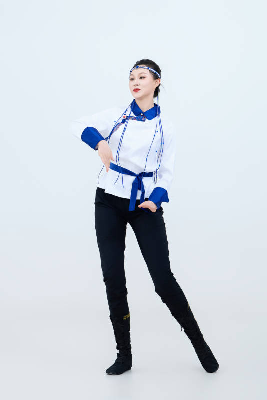 表演中国传统民族舞蹈蒙古族舞的美丽舞者图片