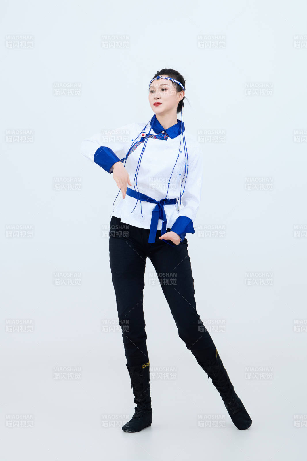 表演中国传统民族舞蹈蒙古族舞的美丽舞者图片