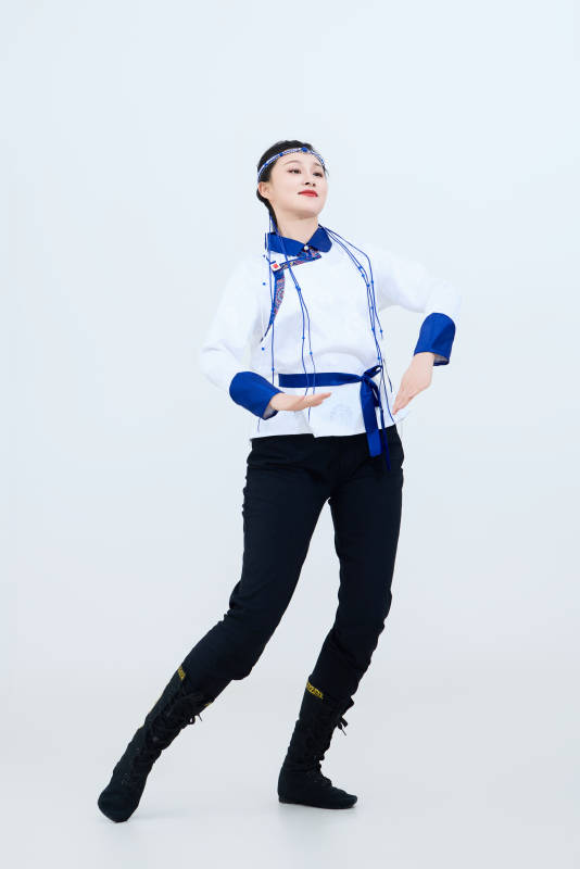 表演中国传统民族舞蹈蒙古族舞的美丽舞者图片