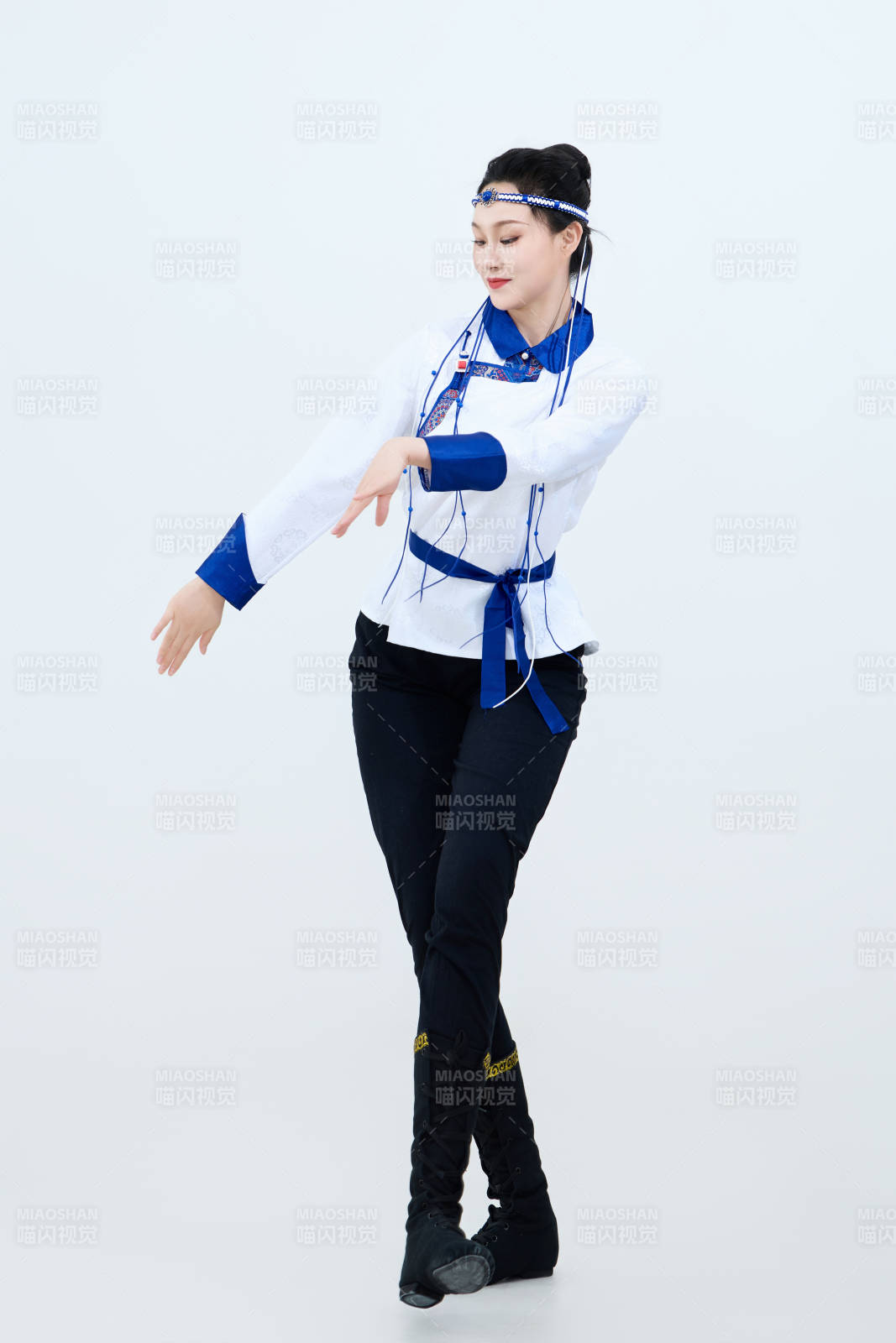 表演中国传统民族舞蹈蒙古族舞的美丽舞者图片