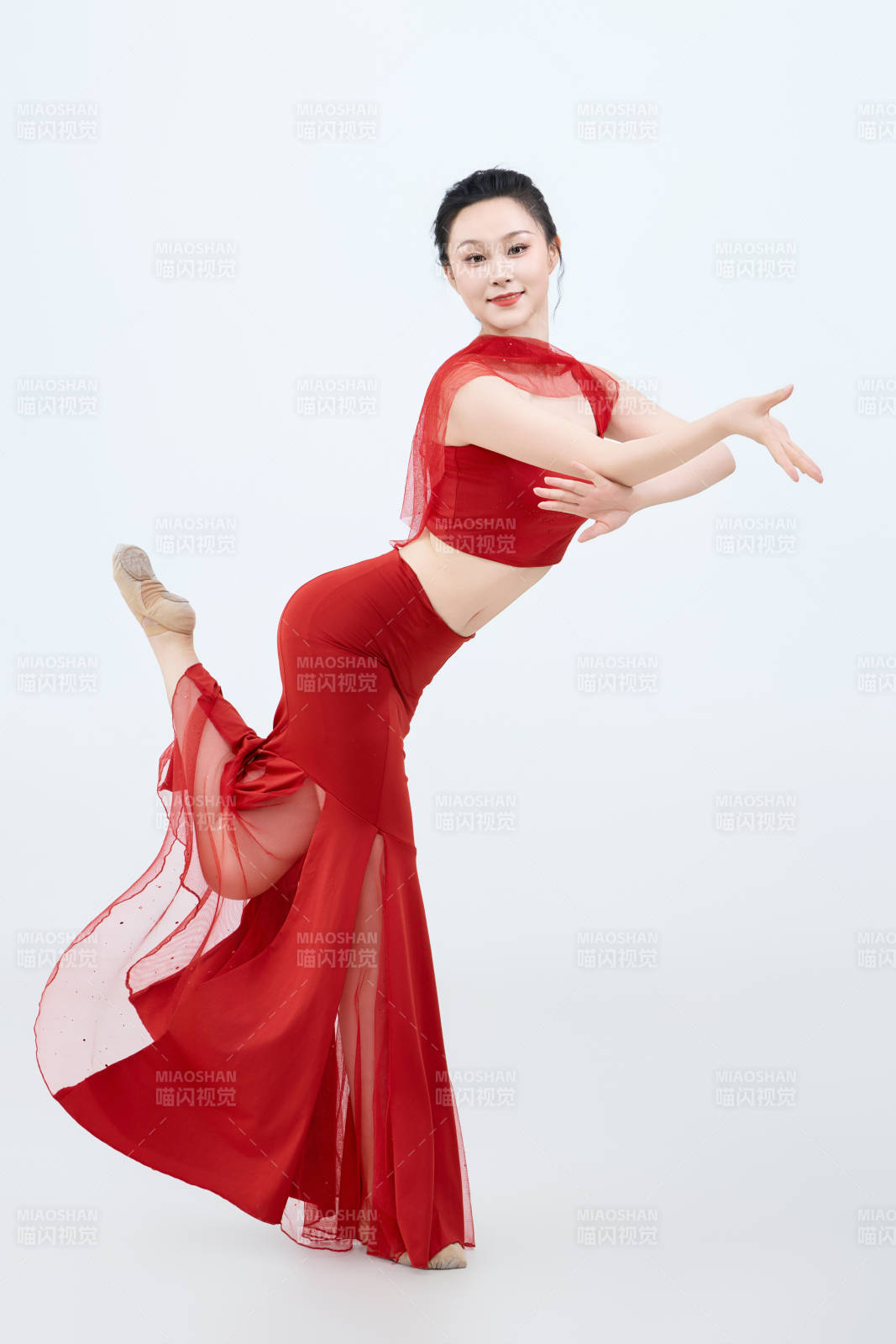 表演中国传统民族舞蹈傣族舞的美丽舞者图片