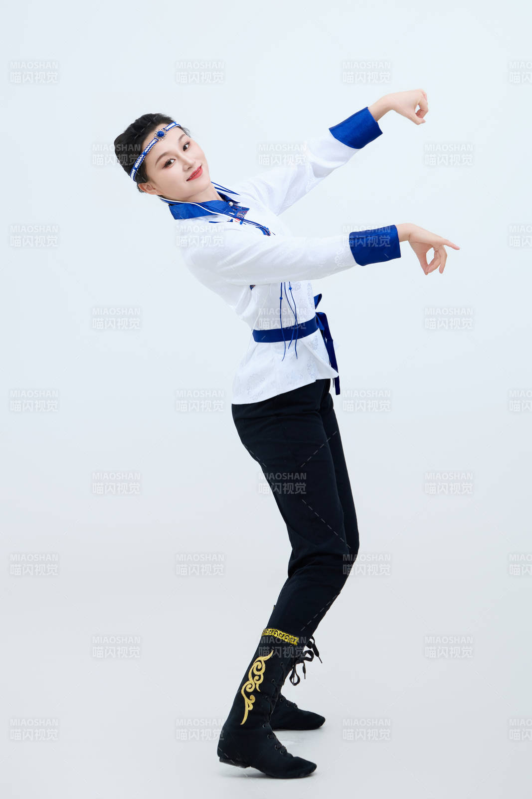 表演中国传统民族舞蹈蒙古族舞的美丽舞者图片