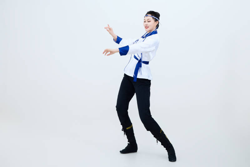 表演中国传统民族舞蹈蒙古族舞的美丽舞者图片