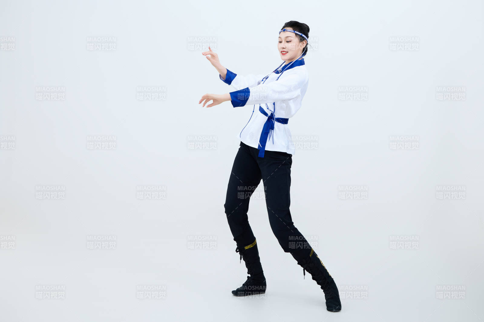 表演中国传统民族舞蹈蒙古族舞的美丽舞者图片