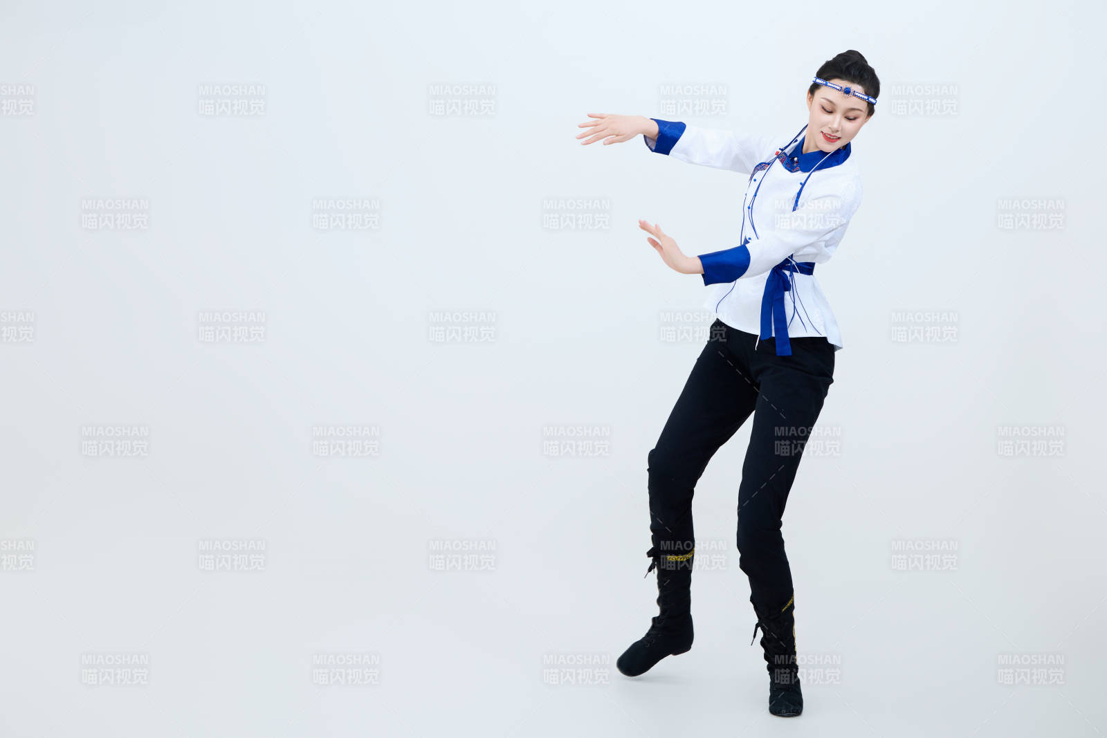 表演中国传统民族舞蹈蒙古族舞的美丽舞者图片