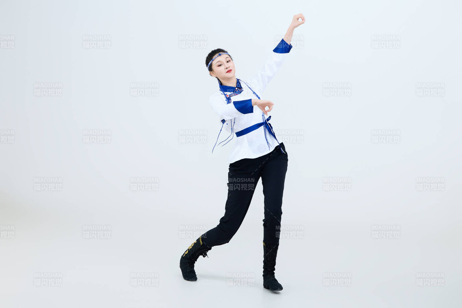 表演中国传统民族舞蹈蒙古族舞的美丽舞者图片