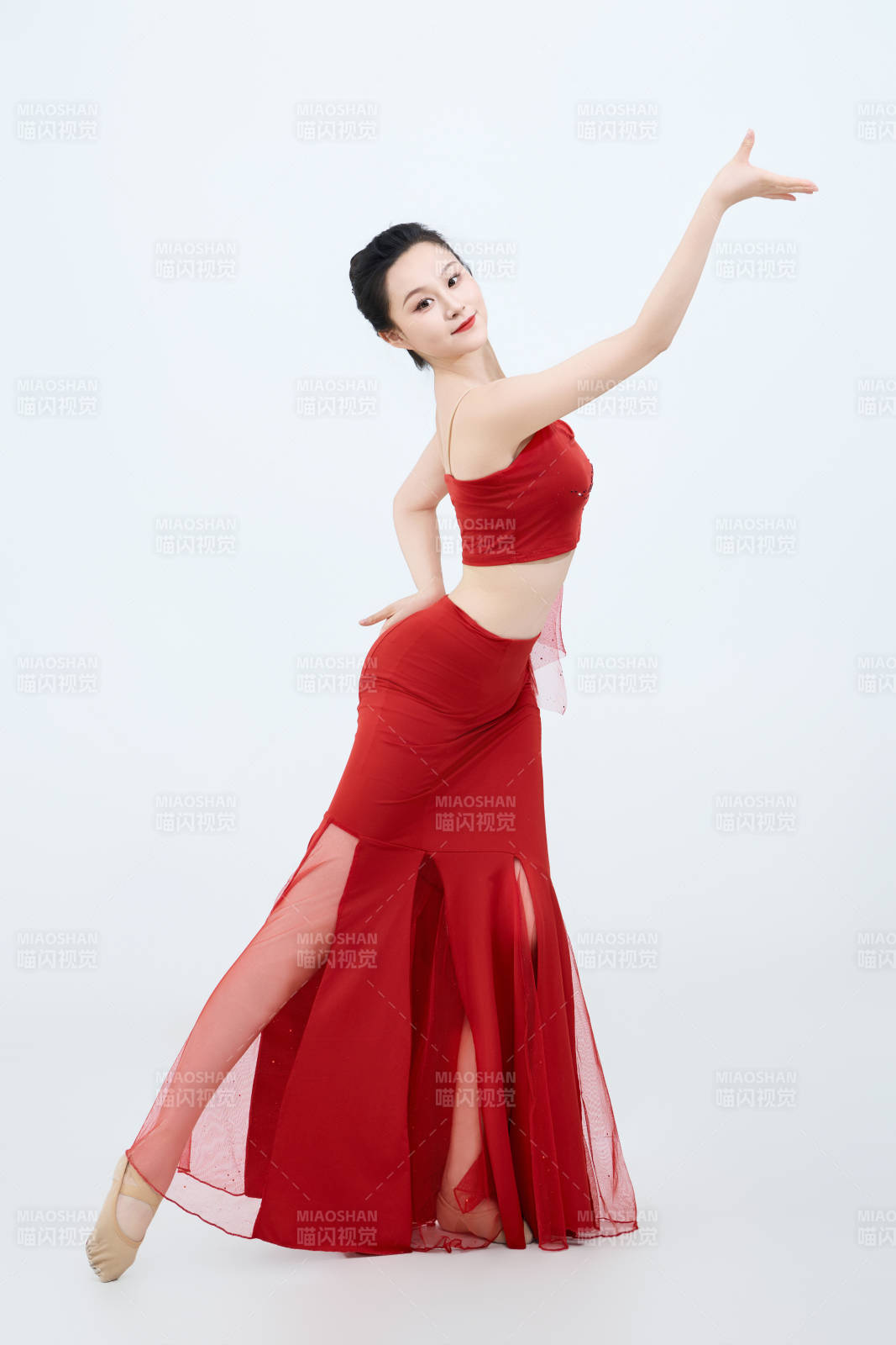 表演中国传统民族舞蹈傣族舞的美丽舞者图片