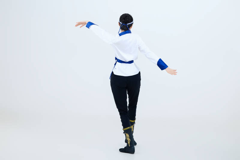 表演中国传统民族舞蹈蒙古族舞的美丽舞者图片