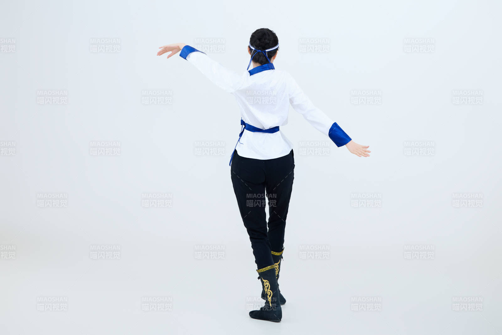 表演中国传统民族舞蹈蒙古族舞的美丽舞者图片