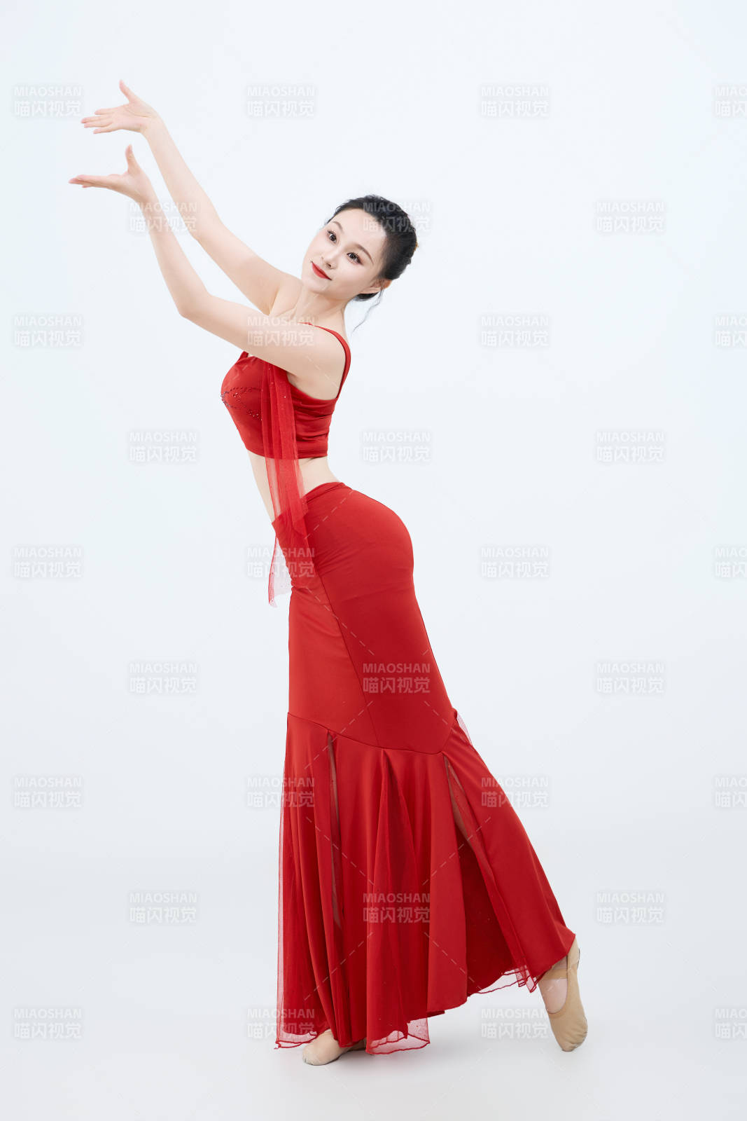 表演中国传统民族舞蹈傣族舞的美丽舞者图片